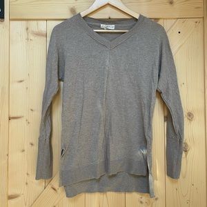 3/$20 🌟 If It We’re Me Taupe thin knit V-neck Sweater top | XSmall